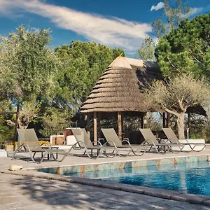 https://mas-de-calabrun.fr-provencehotel.com
